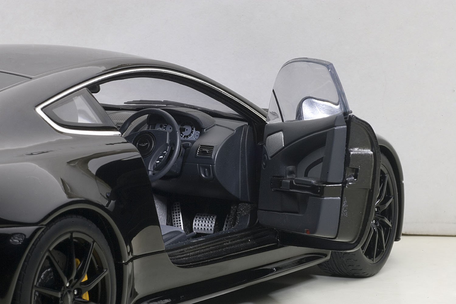 Amazon | AUTOart 1/18 アストンマーチン V12 ヴァンテージ S 2015
