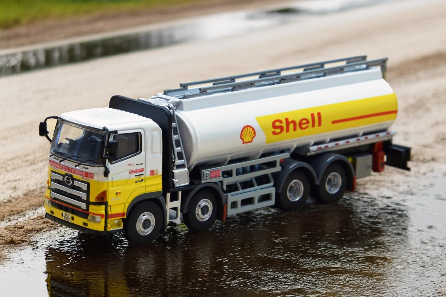 Amazon.co.jp: Tiny City No.179 Hino 700 Oil Tanker Shell : Hobbies