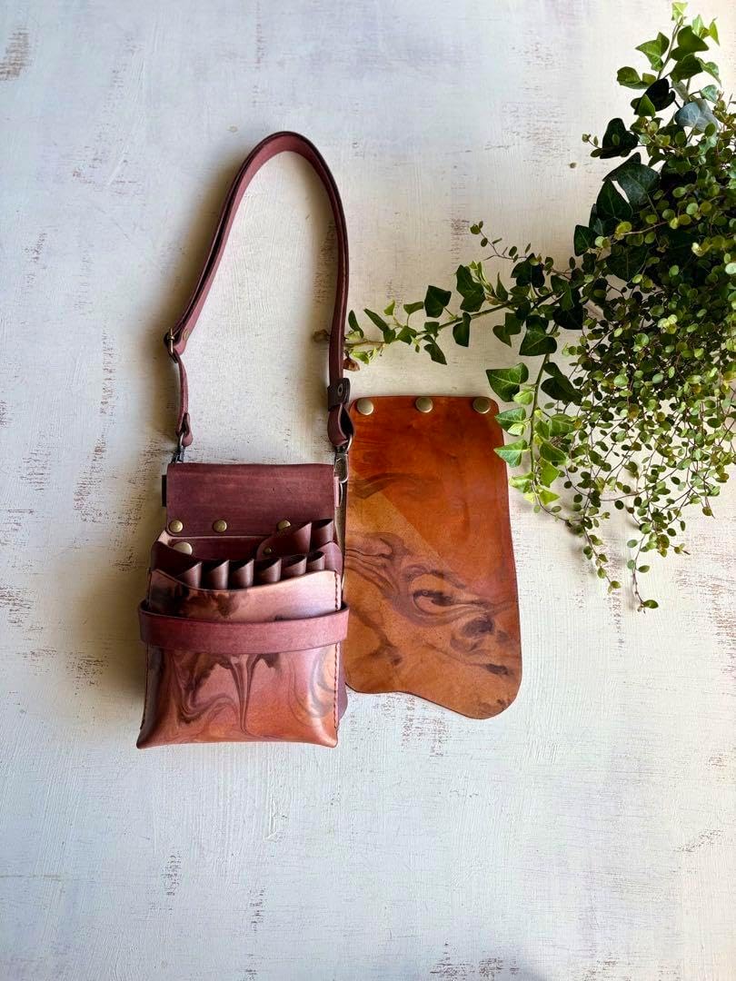 Pokomaru 手染めテラコッタ、ハラコジラフの大容量蓋付きシザーケース