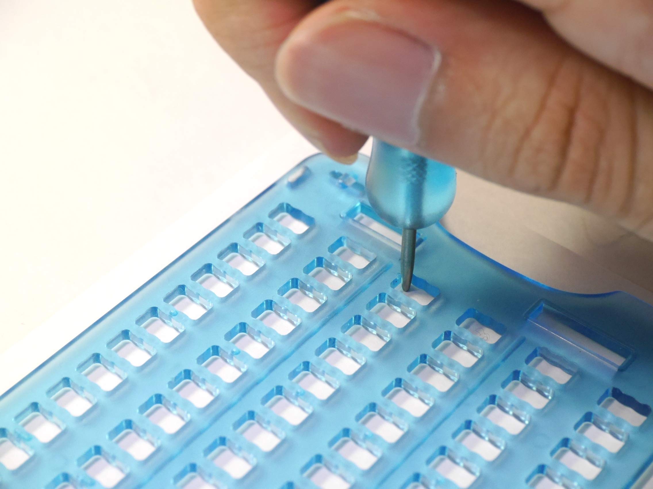 Amazon | わくわく用具ショップオリジナル ブルー小型点字器 6行×32