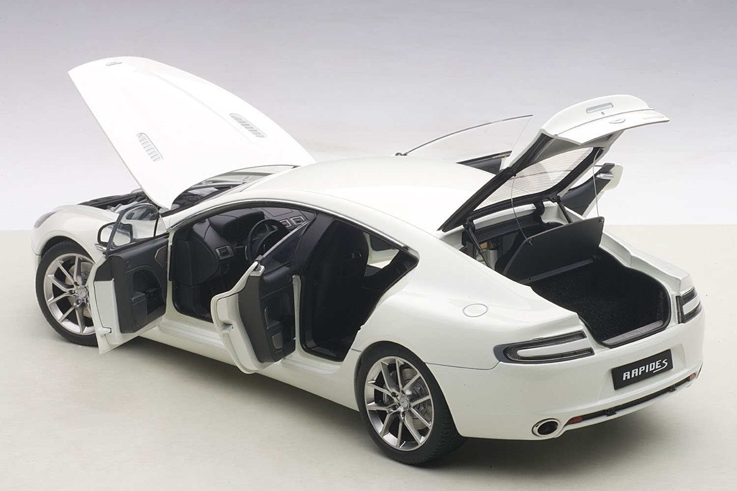 Amazon | AUTOart 1/18 アストンマーチン ラピード S 2015 (ホワイト