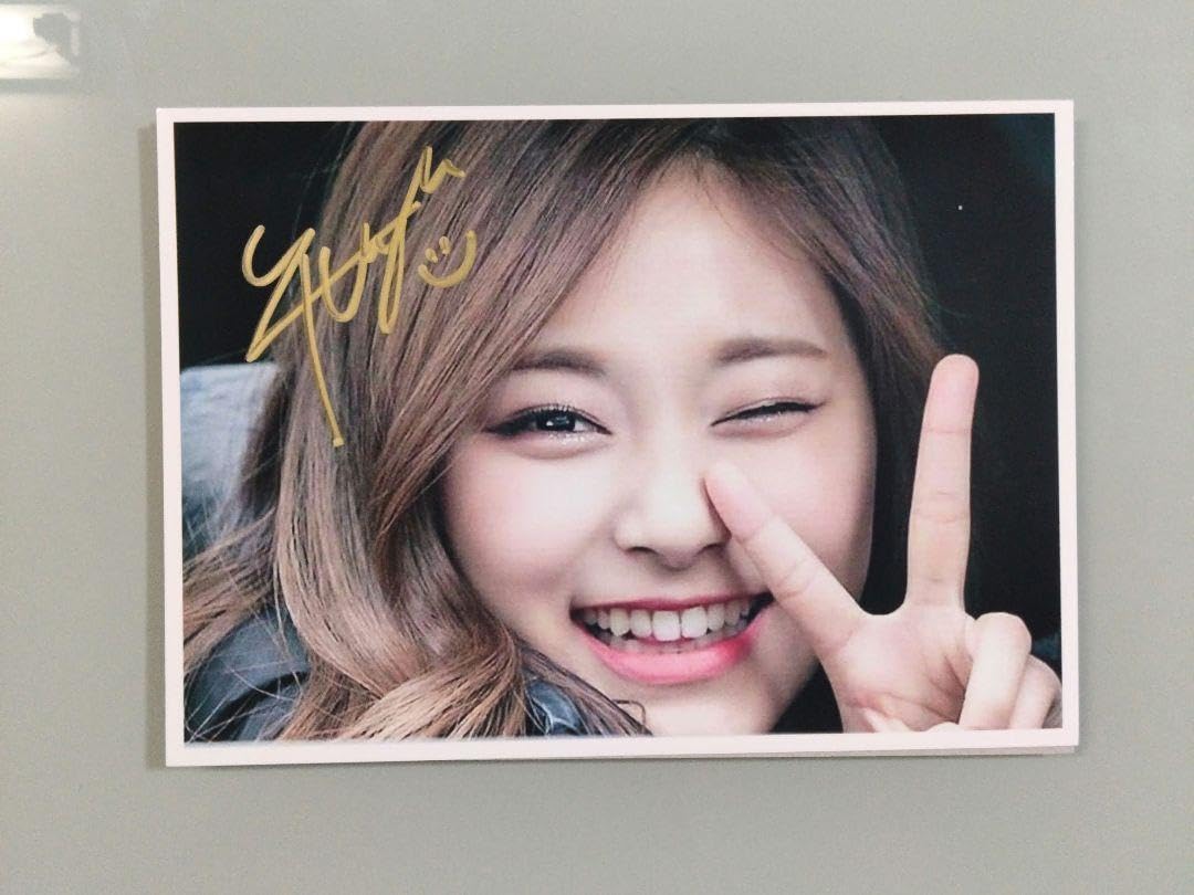 Amazon.co.jp: ツウィ直筆サイン入り2Lサイズ写真…TWICE… TZUYU : おもちゃ