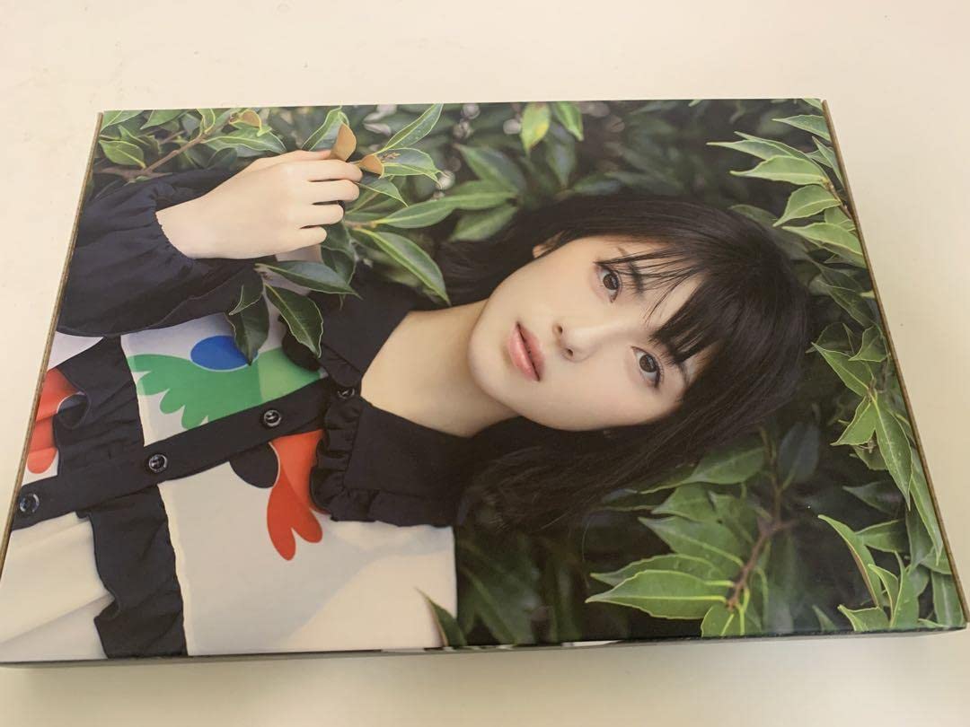 Amazon.co.jp: 浜辺美波 日経BP SHOP限定 特装版 気ままに美波 直筆