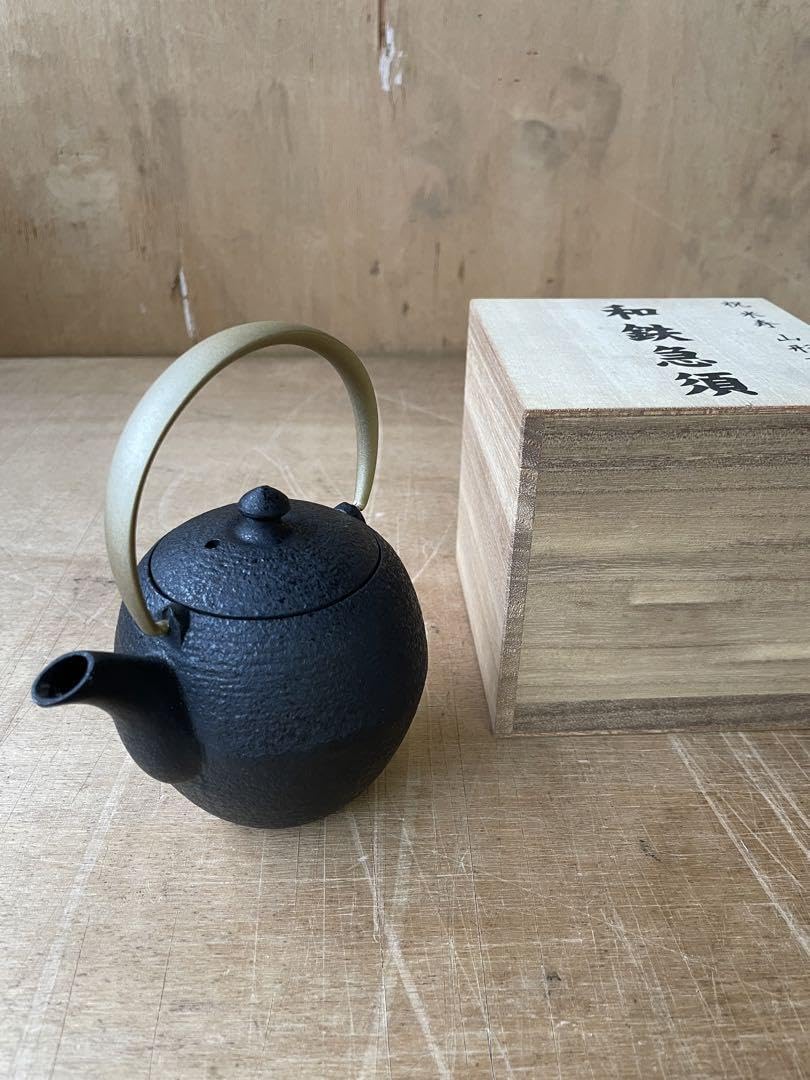 Amazon.co.jp: 菊池保寿堂 和鉄急須 まゆ 箱付き 奥山清行デザイン