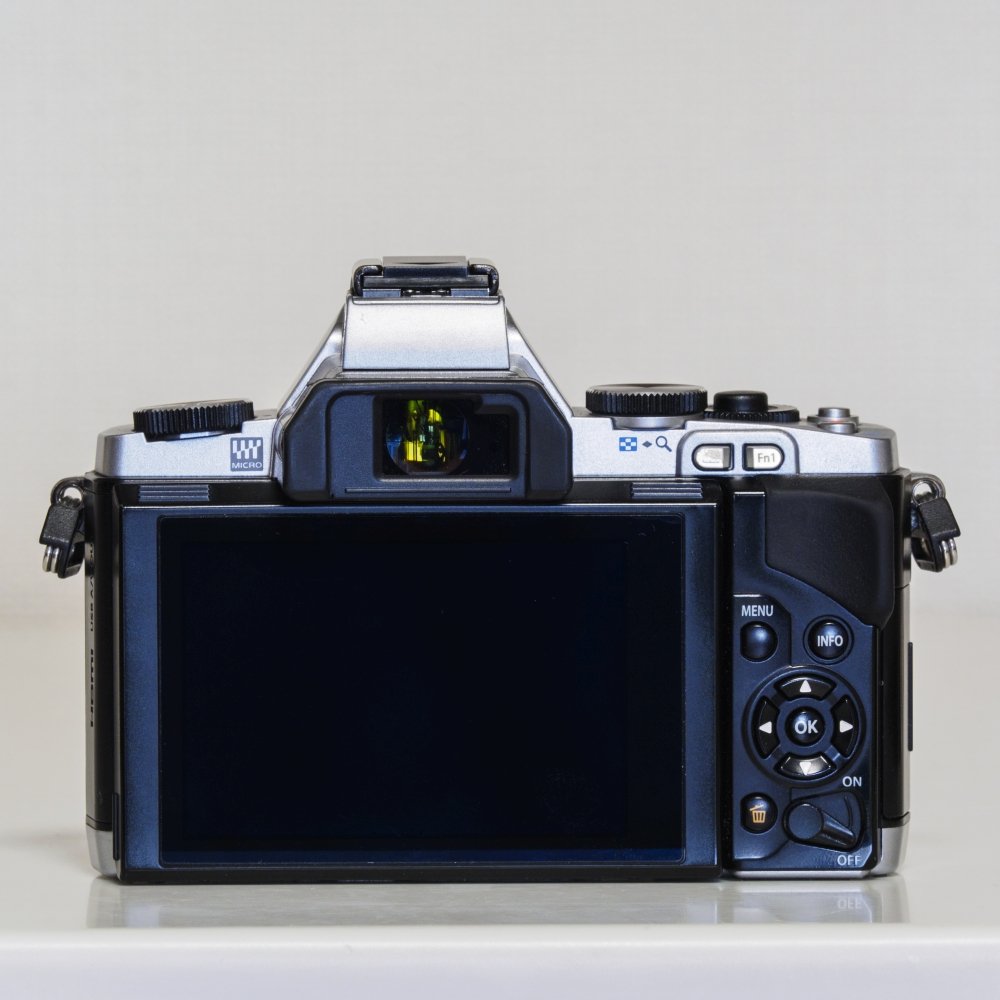 Amazon | OLYMPUS ミラーレス一眼 OM-D E-M5 ボディ シルバー 1605万