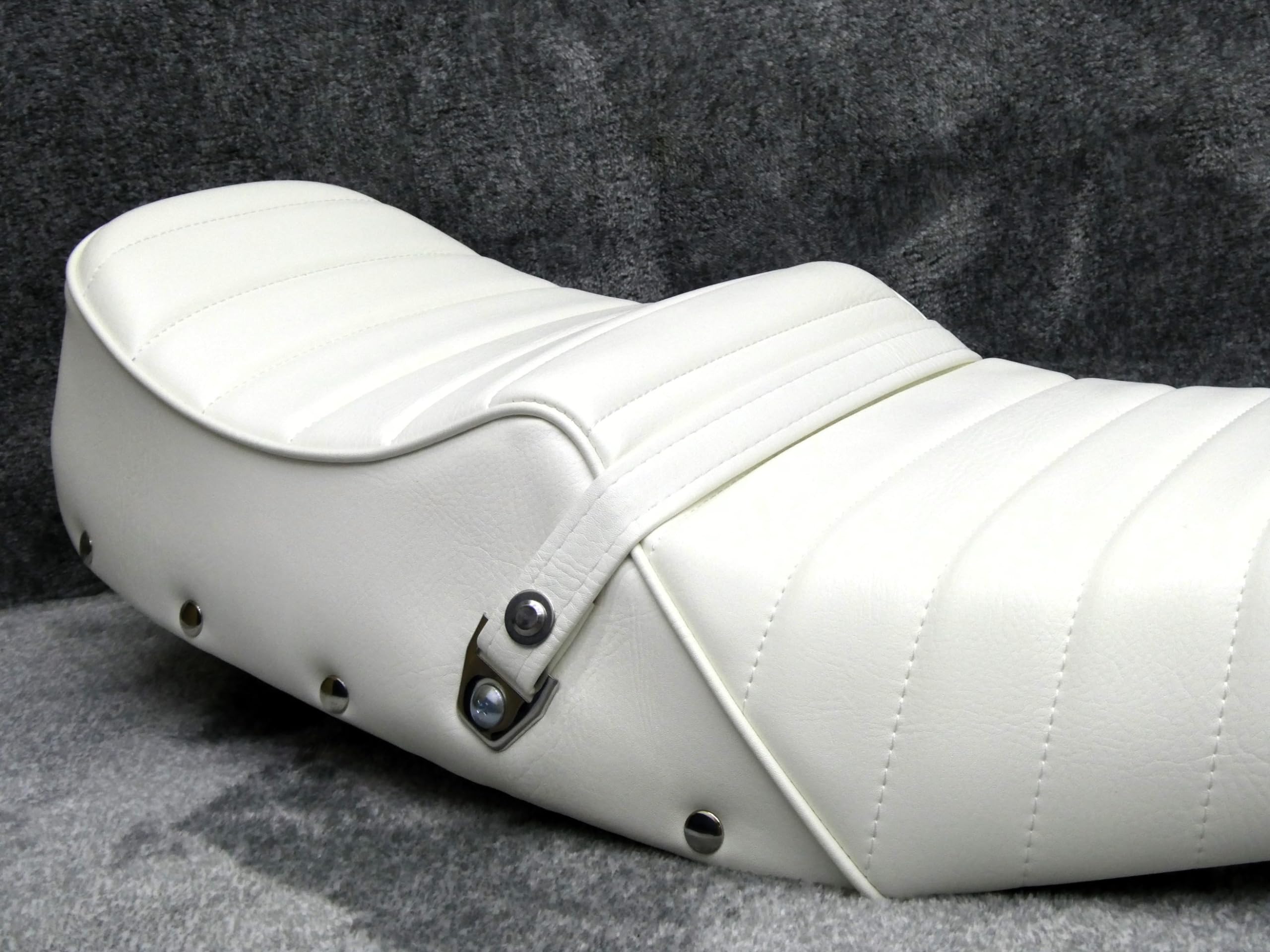 Amazon | ホーク2 タックロールシート/完成品 CB250T CB400T (白皮 鋲