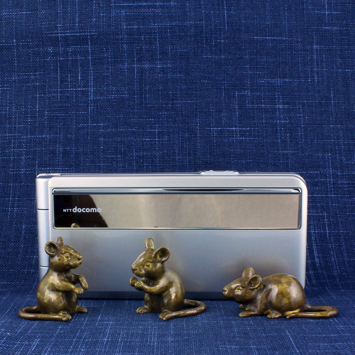 Amazon.co.jp: 置物 干支 黄銅製 打ち出の小槌に鼠・ねずみ 3匹 現品