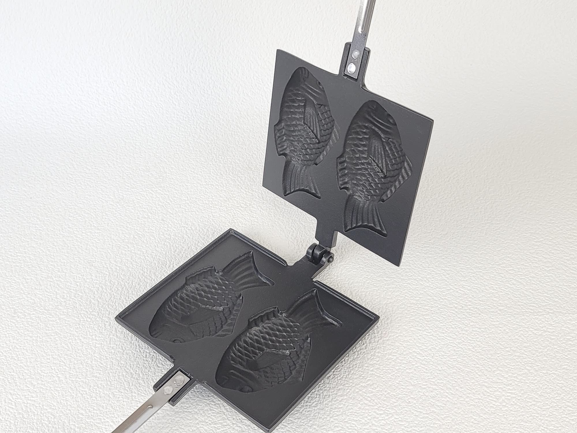 Amazon.co.jp: 岩鋳 Iwachu たいやき器 黒焼付 (たい12×6.5cm) 直火用