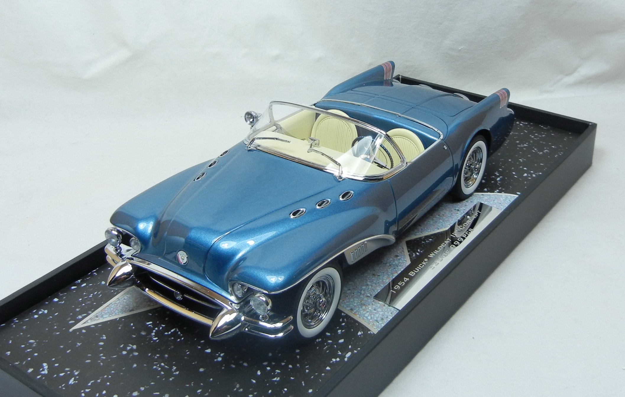 Amazon | ☆ ミニチャンプス 1/18 ビュイック ワイルドキャット II