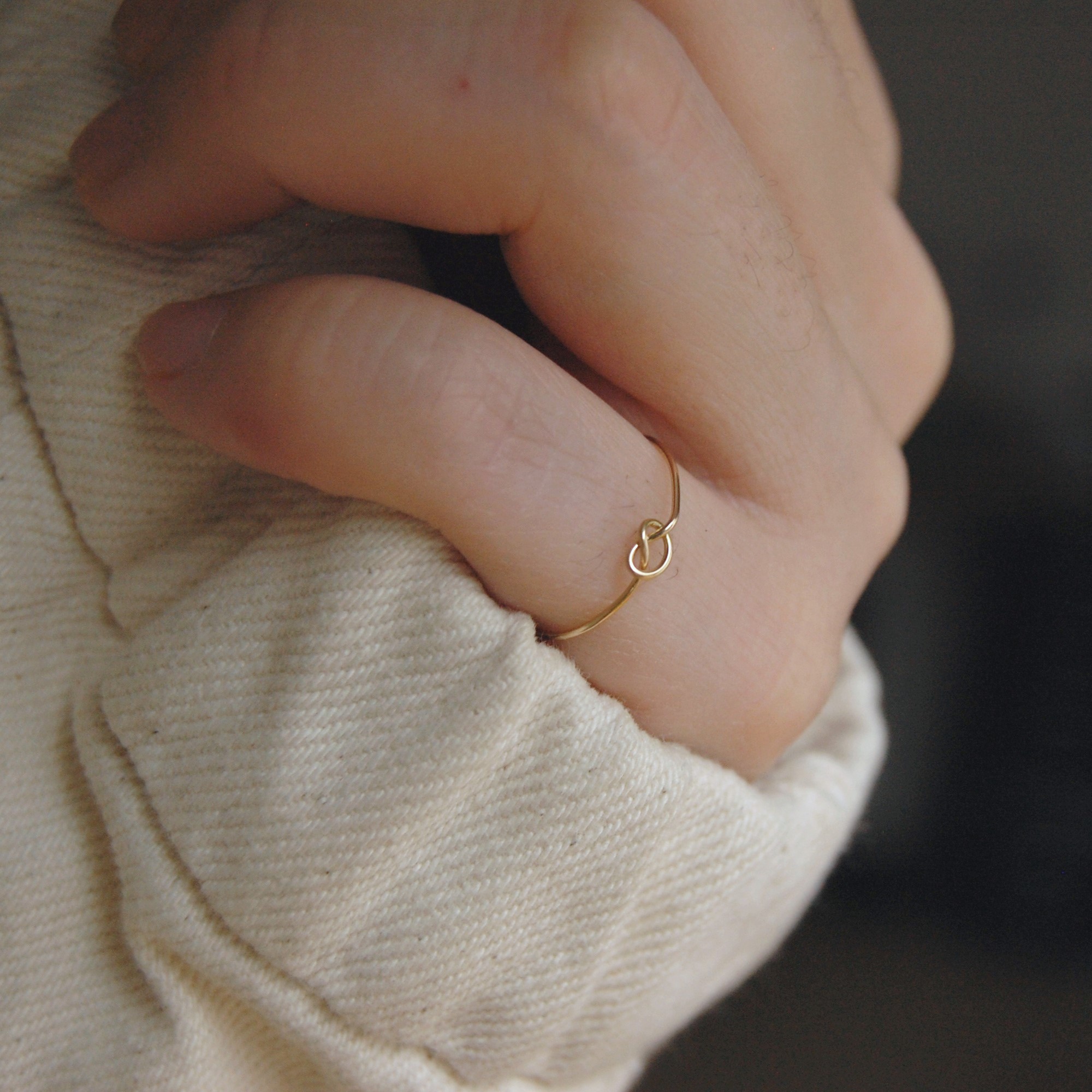 18金 糸を結んだ指輪 ピンキーリング ノット - Megumi Nishikawa Jewelry