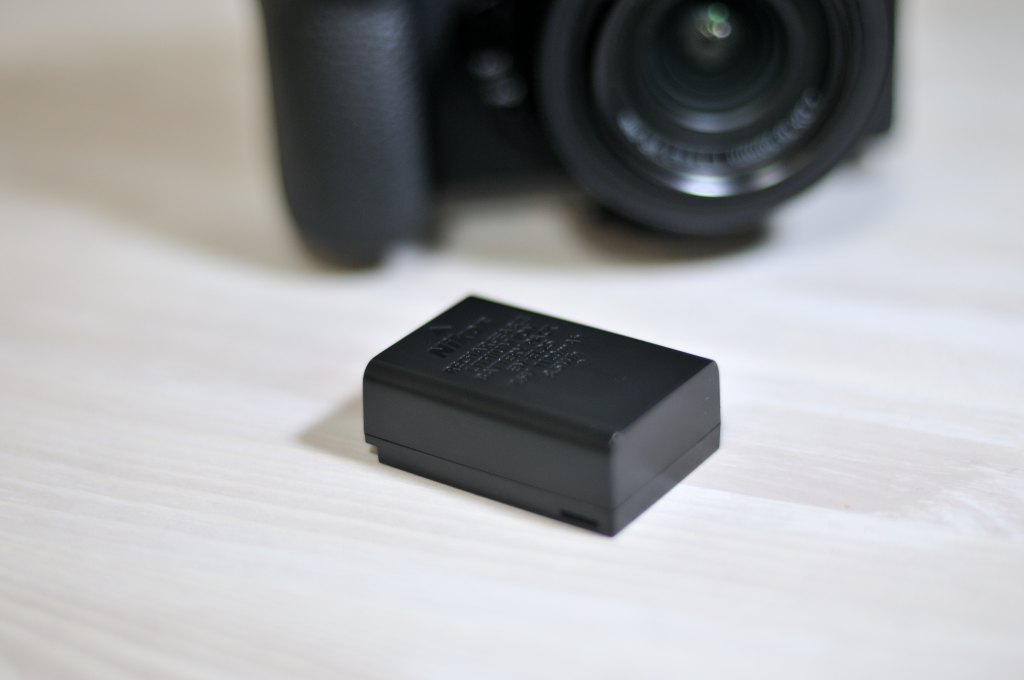 Z30のバッテリーと充電器について！付属品はUSBケーブルのみ