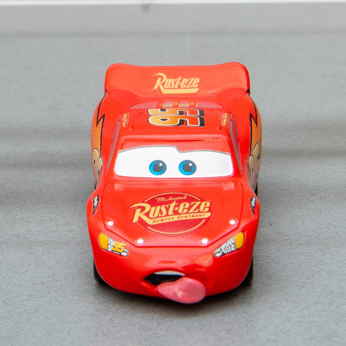 舌を出したかわいいマックィーン！カーズ トミカ ライトニング