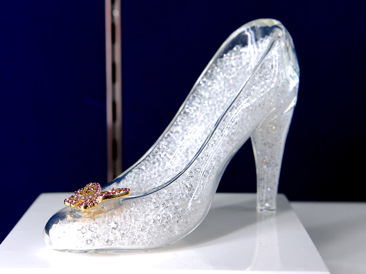 シンデレラのキーアイテム！東京ディズニーランド｢ガラスの靴｣グッズ -