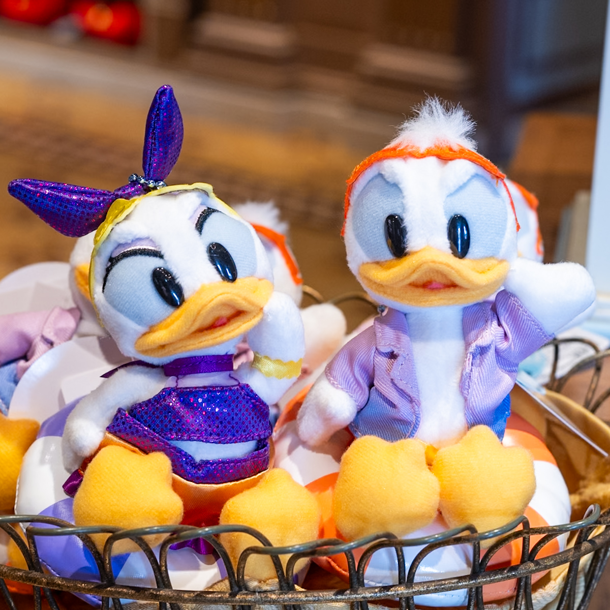 水着を着て浮き輪に入ったチップ＆デールも！東京ディズニーリゾート