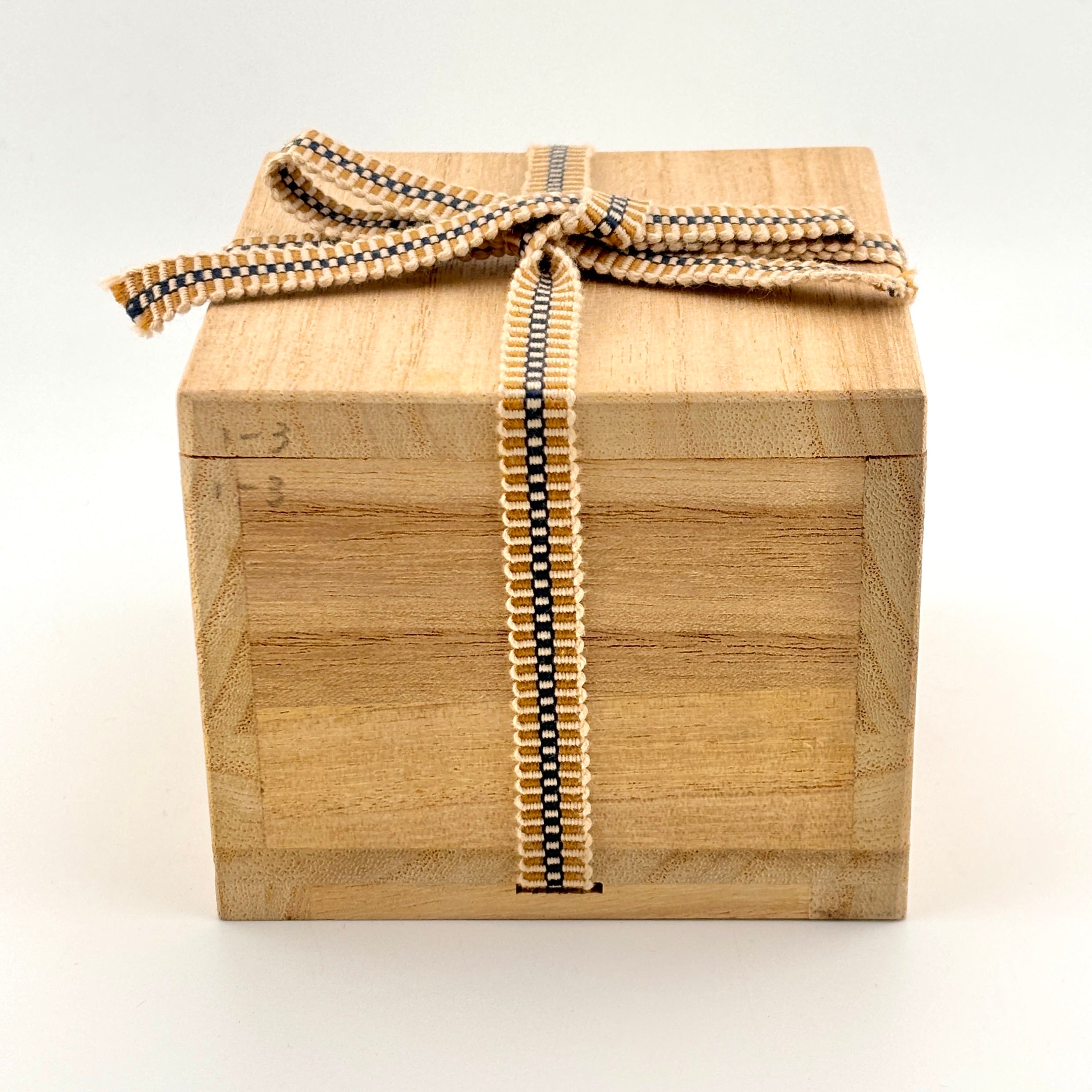 壺屋焼 人間国宝 金城次郎作 魚文ぐい呑 – 生活民芸 なかむた