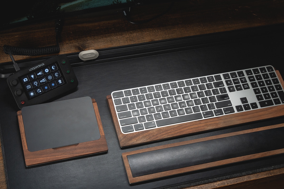 Orbitkey デスクマットレビュー：二層式＆ケーブルホルダー付きで整理