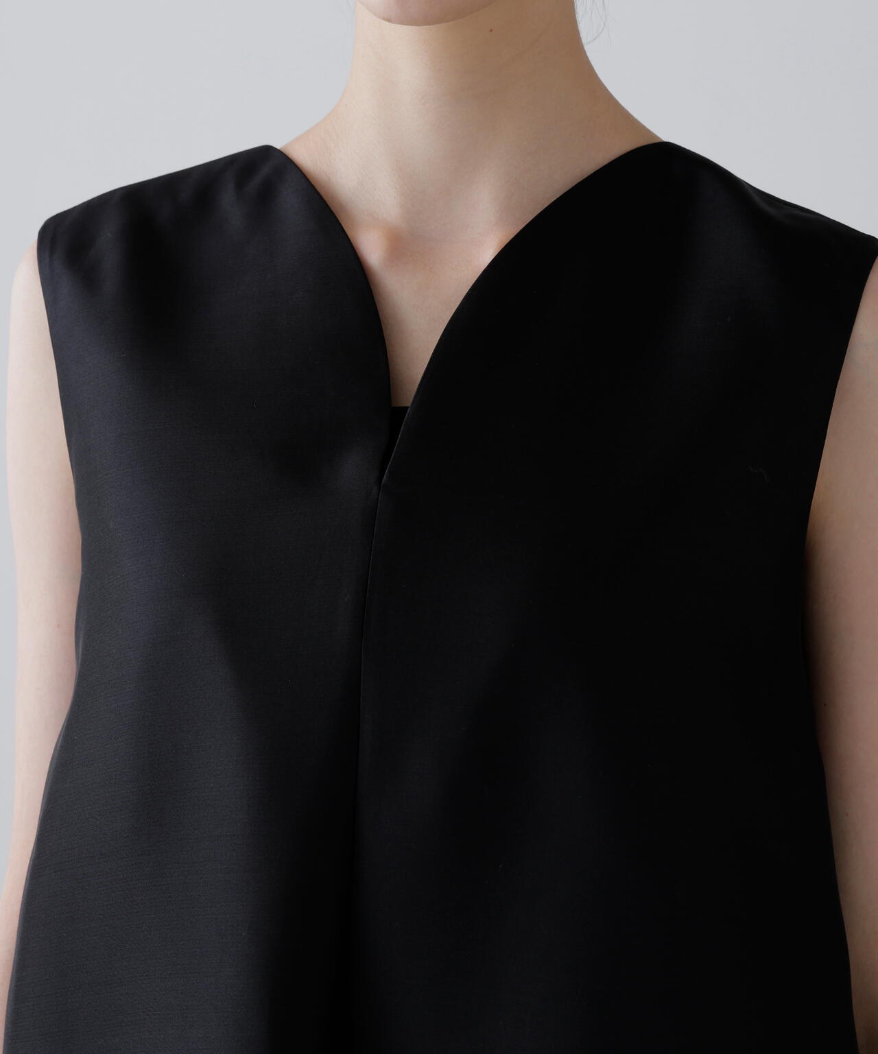 BLACK LABEL＞シルクダブルクロスノースリーブワンピース | ADORE