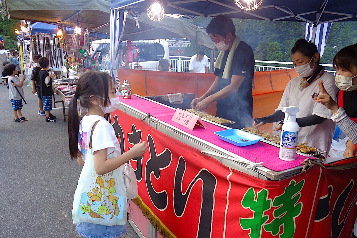 祖谷夏祭り パート2 屋台にゲーム 祭りの定番を楽しむ | まるごと三好