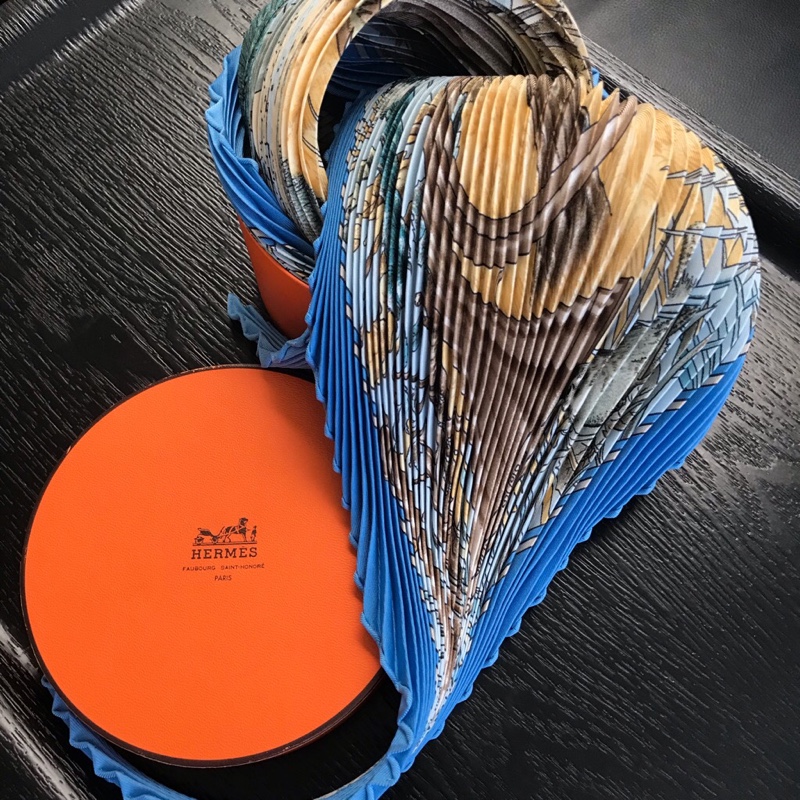 エルメス・プリーツスカーフ】勇気あるクリーニング店。笑