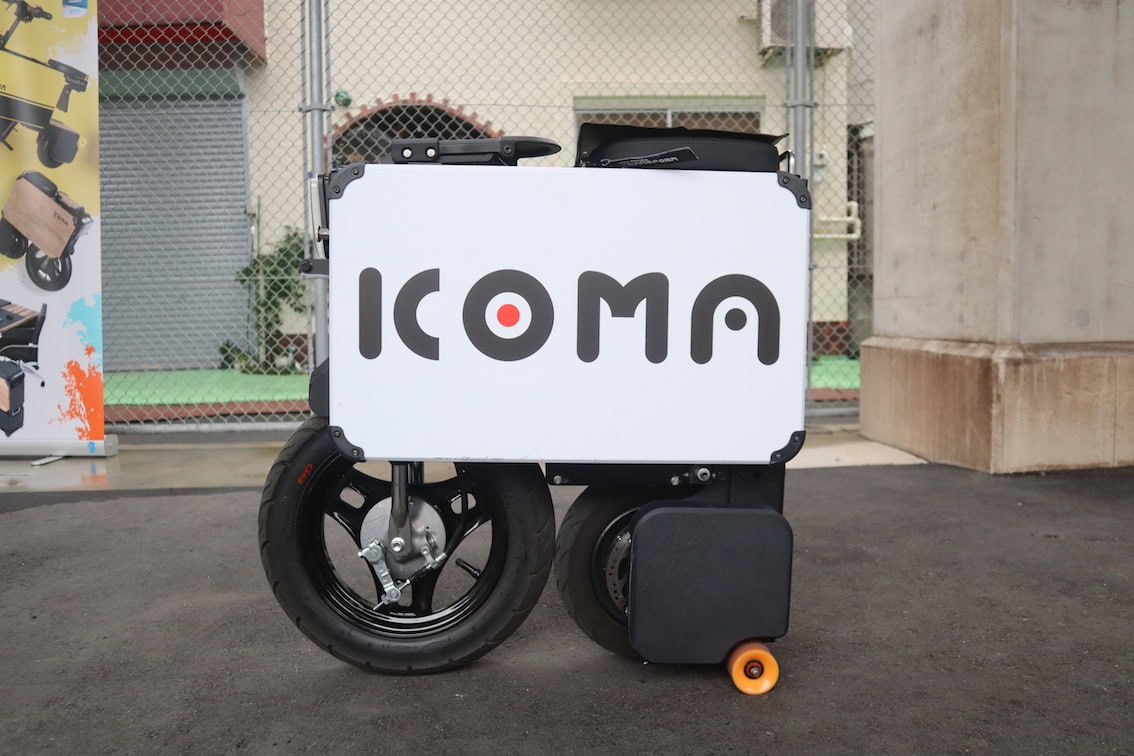 箱型に変形する話題の電動バイク」デスク下にも収納可!? トランス