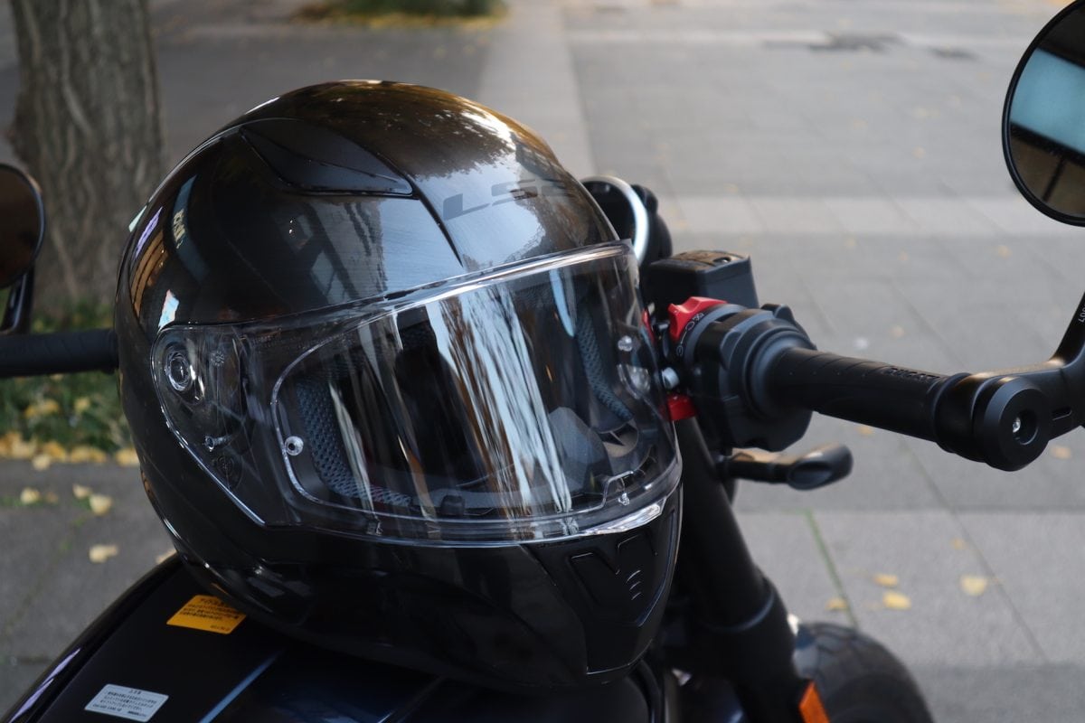 日本人ライダーの被り心地のみを追及」今ジワジワきてる海外へルメット