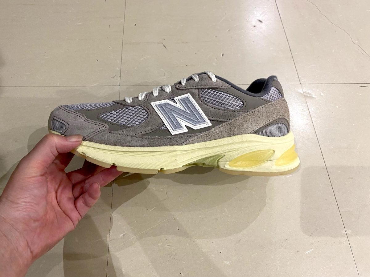懐かしくて新しい一足」ニューバランスらしいグレーで彩った限定