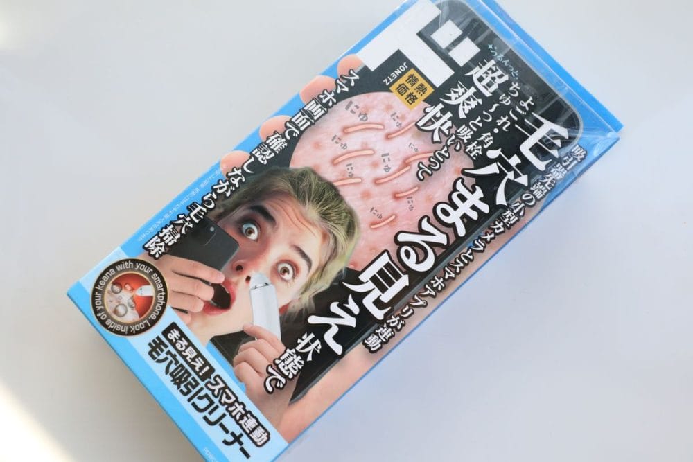 ドンキのおもしろ美容家電」スマホ画面で自分の毛穴を確認しながら…角