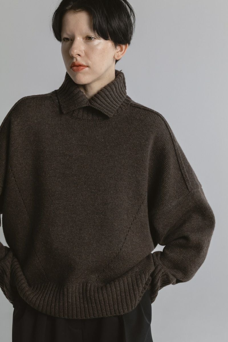 オーバーサイズハイネックニット[BROWN] | CINOH