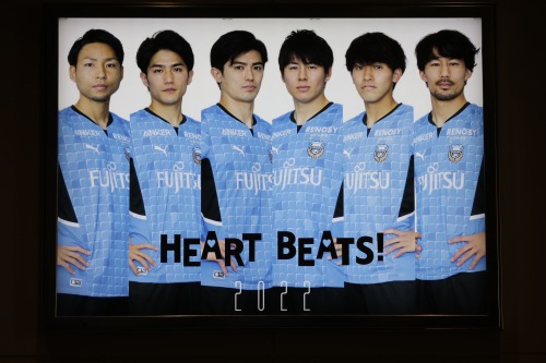 JR川崎駅北口通路の川崎フロンターレヒストリー展示が更新、田中碧ら