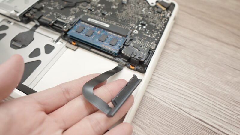 MacBook 13-inch Mid 2010 改修作業の手順解説（SSD換装、メモリ増設
