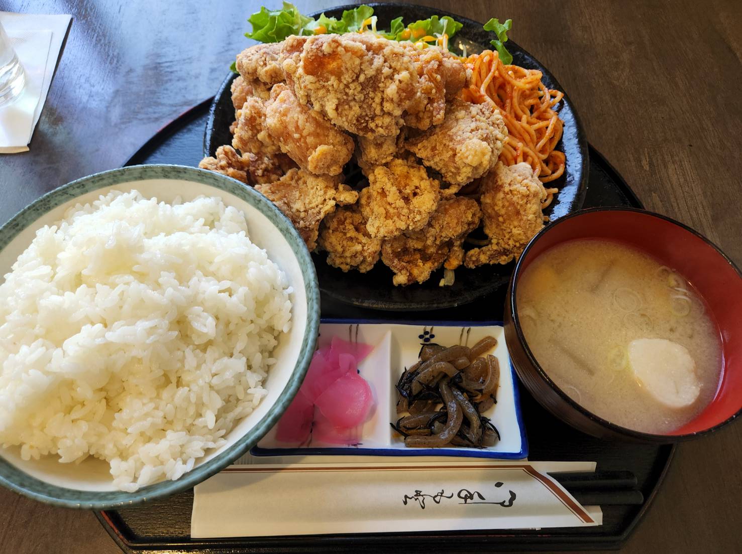 デカ盛り唐揚げ定食が大人気！ ごちそうさん食堂 北広島 -