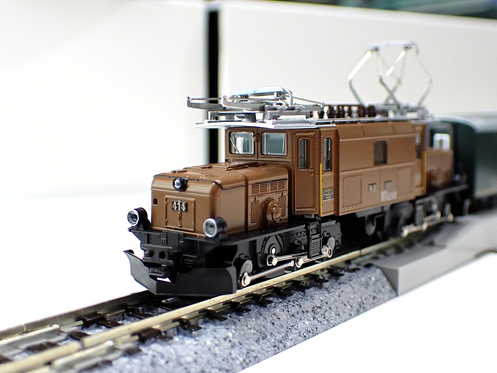 Ge6/6-I ＜レーティッシュ・クロコダイル＞ + アルプスの緑の客車 5両