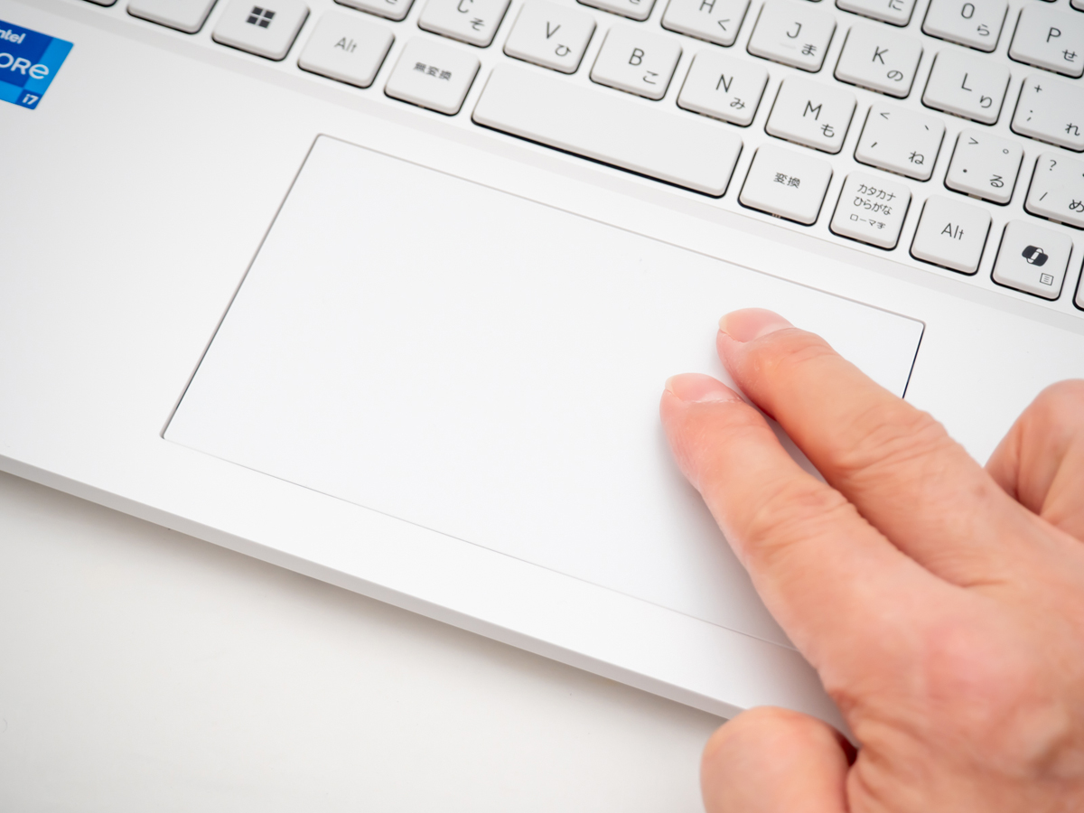 ミルキーホワイトの筐体が新鮮！ メモリたっぷりで動画編集も快適な高