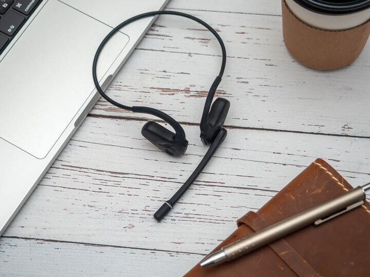 街中の雑踏がまるで無人の会議室のように！？ AIで雑音を除去して