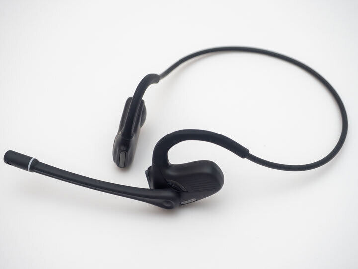 街中の雑踏がまるで無人の会議室のように！？ AIで雑音を除去して