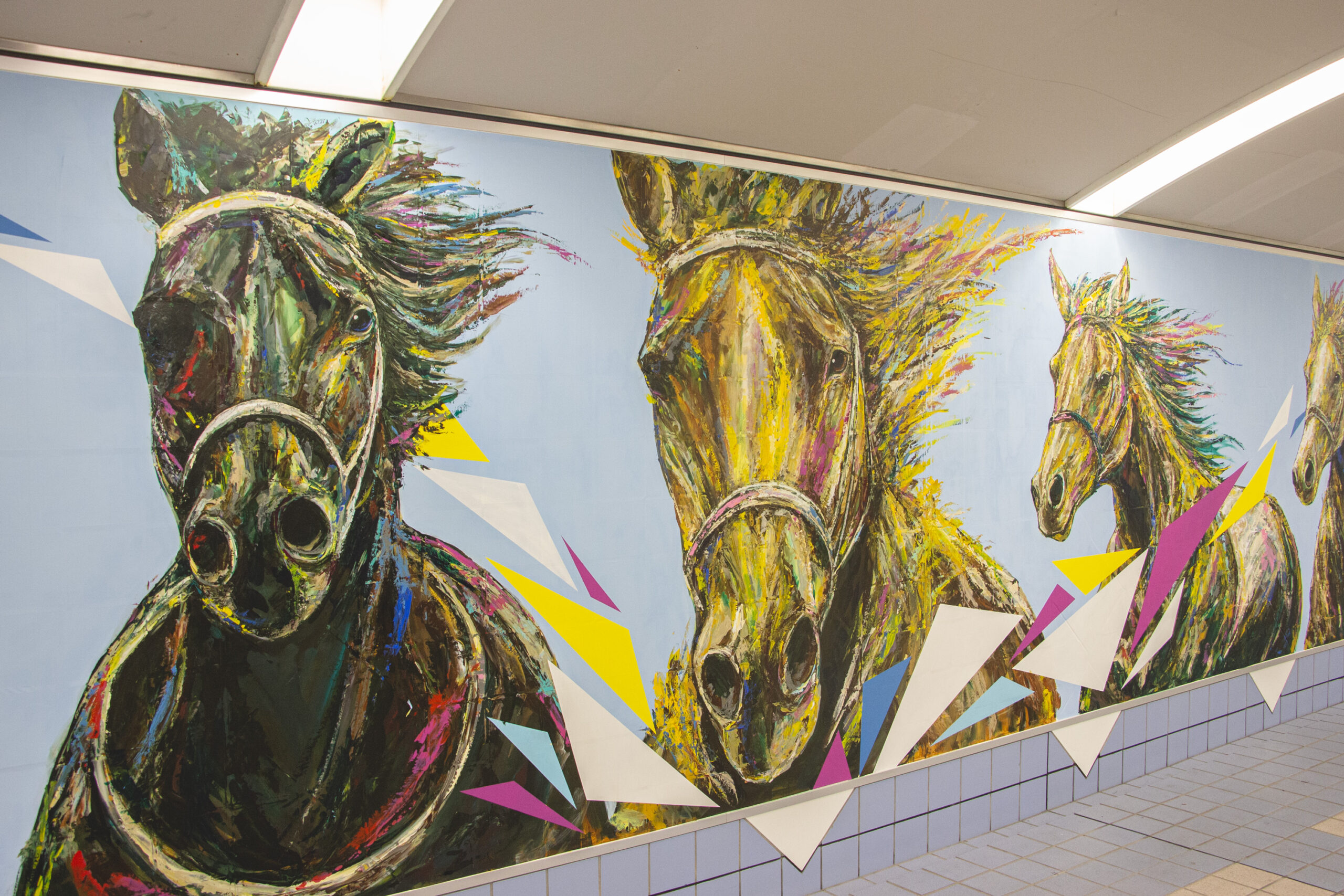 川崎競馬場に躍動感あふれる巨大壁画が出現！NiJi$uKeが描く、馬たちの