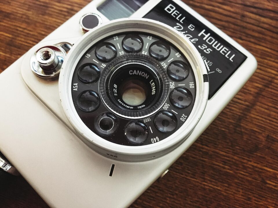 奇抜デザインは伊達じゃない！BELL&HOWELL DIAL35の魅力に迫る ~ Photokoto