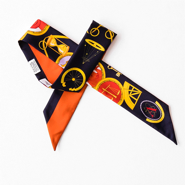 Dior」のイニシャルスカーフ | Numero TOKYO