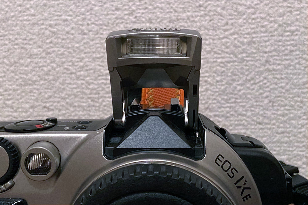 Canon EOS IXE APSフィルム対応の一眼レフカメラ。