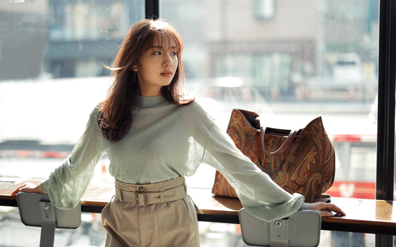 乃木坂46 新内眞衣】が紹介！ 最新の上品な女らしさは“透け感ニット”で