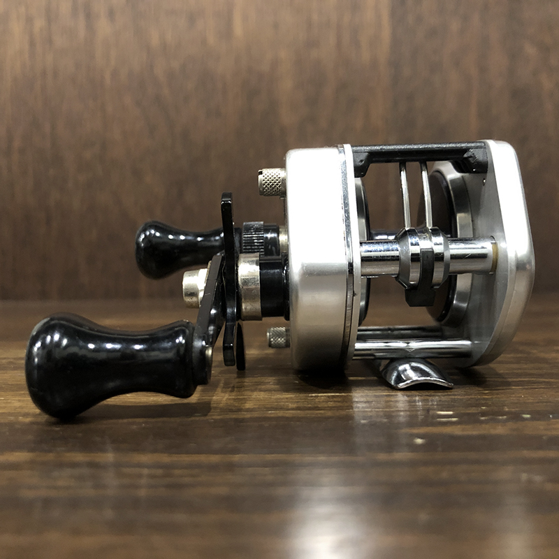 Abu Ambassadeur 1000 Silver Bait Casting Reel 820500 アブ