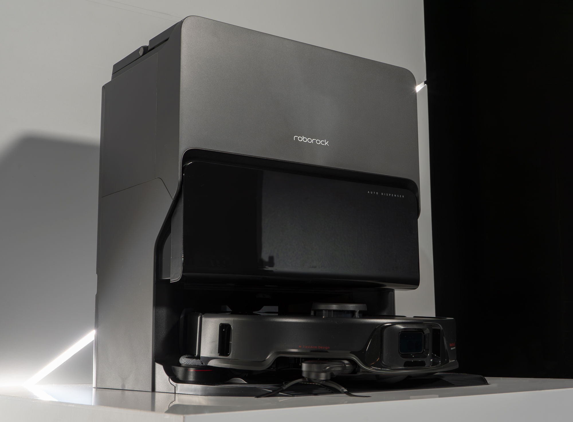 サイドブラシが伸びて四隅まで綺麗に！「Roborock S8 MaxV Ultra」が