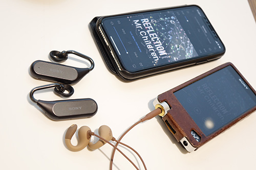 話題の耳穴を塞がない独立型ワイヤレスヘッドホンXperia Ear Duo