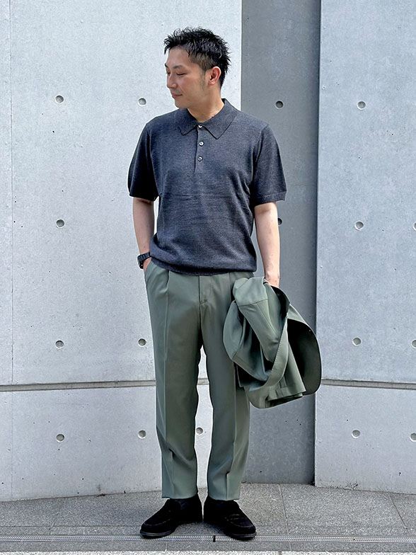 カジュアルな印象のカーキセットアップ | スタイリング