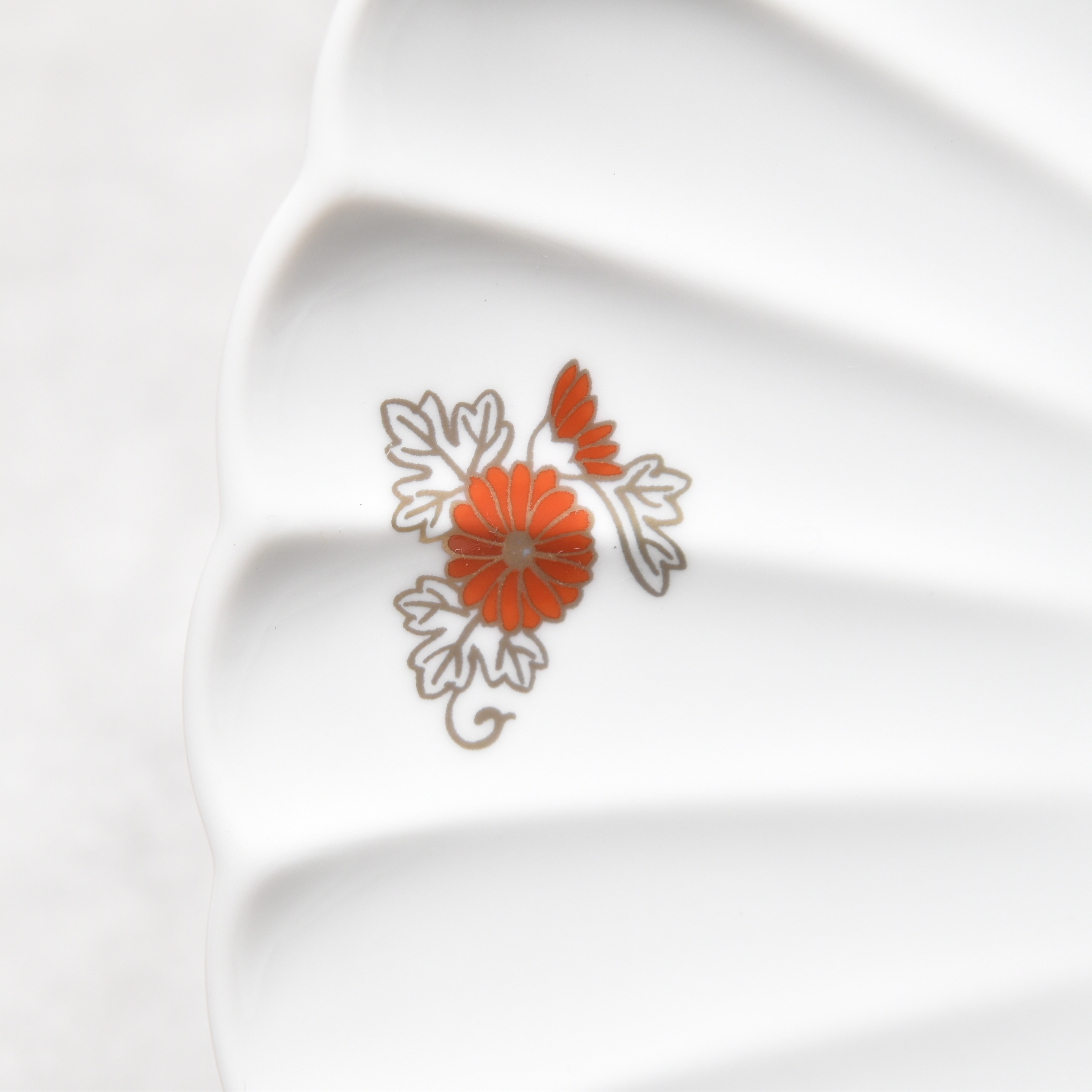 赤濃菊唐草紋）菊型盛り皿|有田焼の老舗-香蘭社オンラインショップ