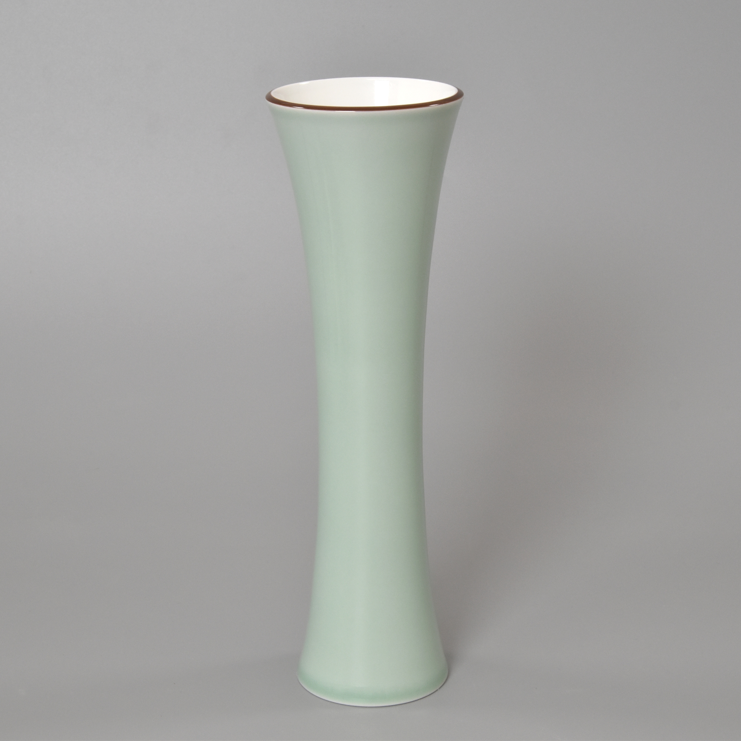 青磁陽刻葡萄）花瓶|有田焼の老舗-香蘭社オンラインショップ