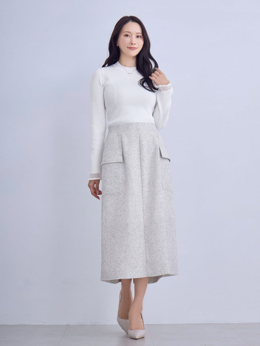 ツイードライクセミタイトスカート：ミックスホワイト│胸が大きな女性