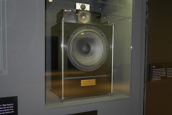 Here's the Technics 7 (SB-7000). The linear phase speaker that