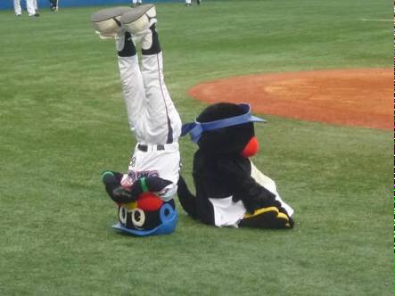 ヤクルトスワローズマスコット 燕太郎(えんたろう) 変態、運動神経抜群