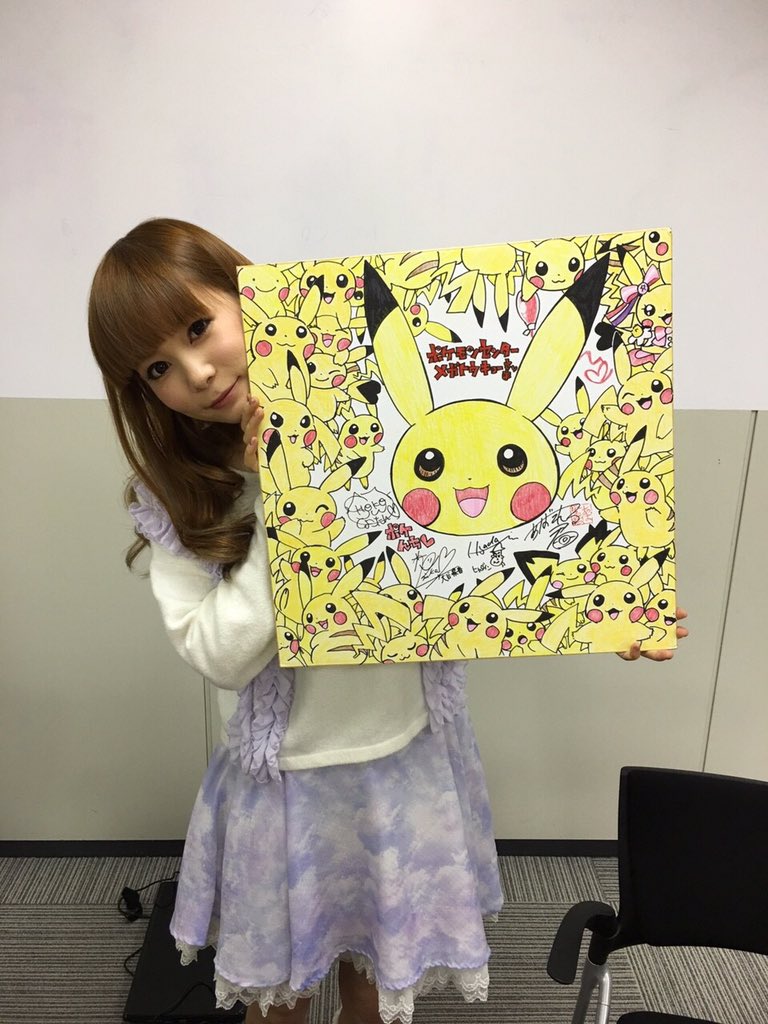 色紙にピカチュウをいっぱい描きました！みんなのサインいりで